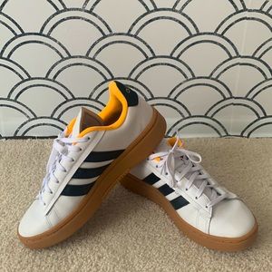 Adidas women’s casual sneaker sz 9 gently used